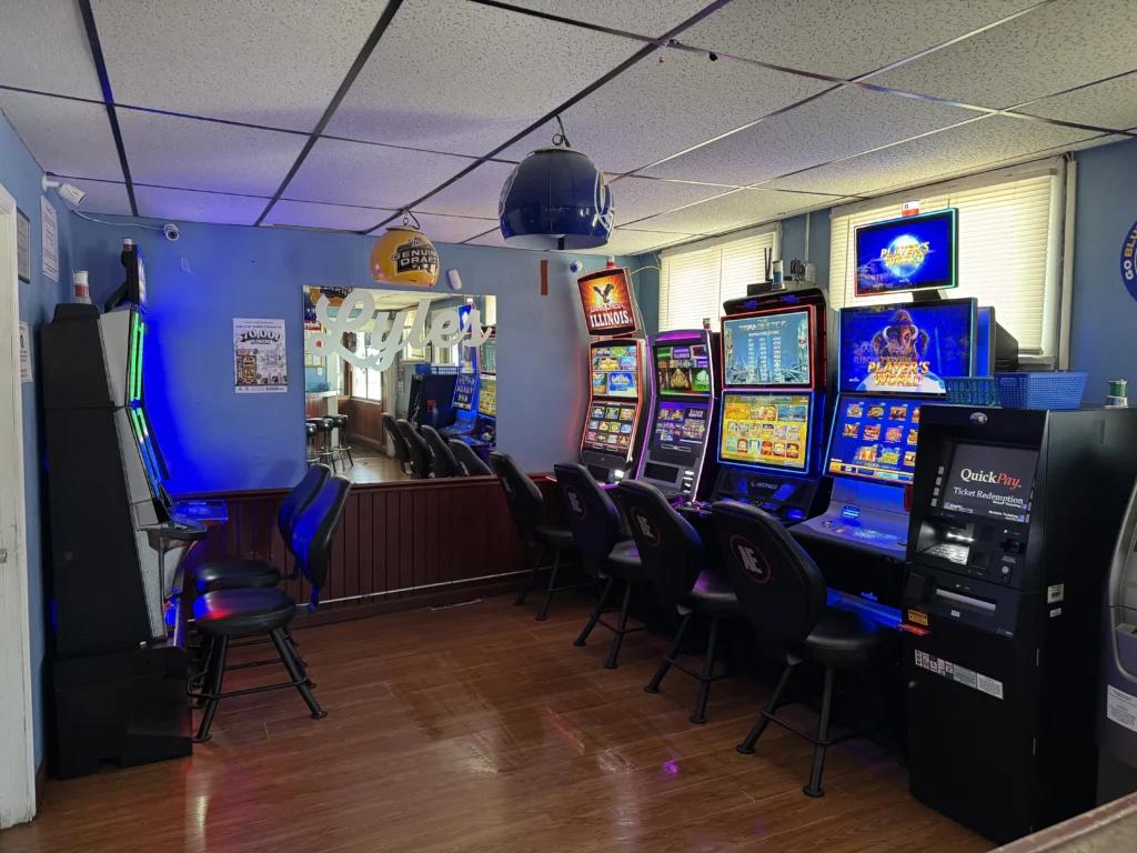 Lyle's Bar & Grill - gaming, gambling - Maryville, IL